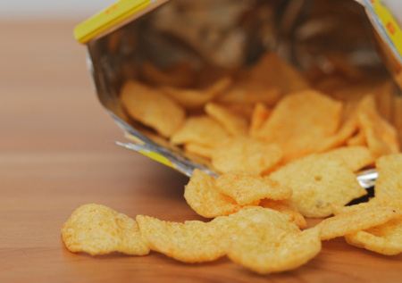 В Госдуме предложили ограничить продажу чипсов детям до 14 лет
