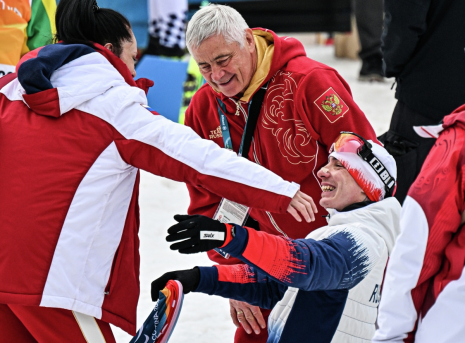 Иван Голубков (Россия), завоевавший 1-е место в гонке на 10 км с интервальным стартом, в классе LW 10-12 (сидя) среди мужчин на XIV зимних Паралимпийских играх на лыжном стадионе Тесеро