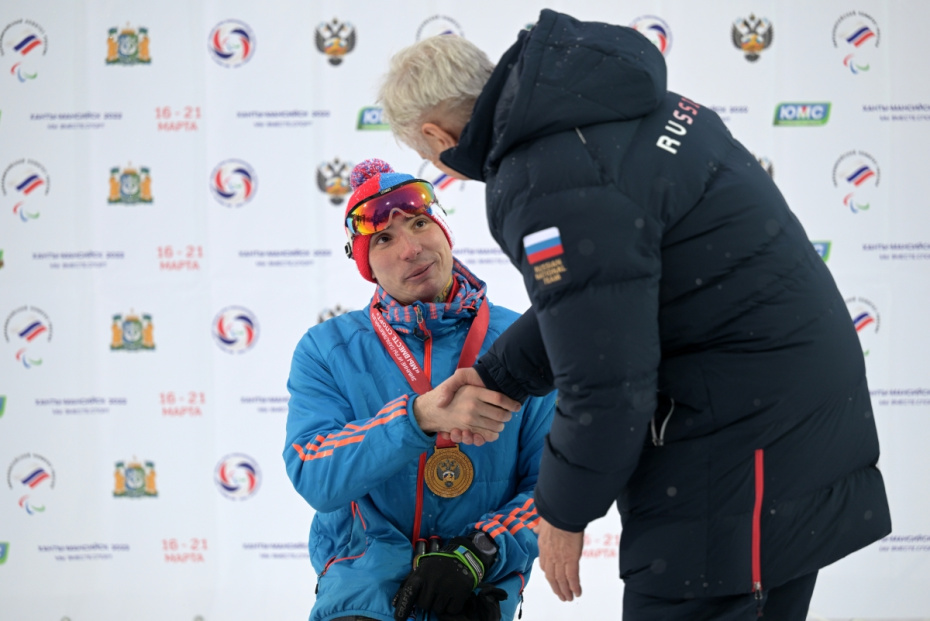 Иван Голубков (Россия), завоевавший золотую медаль в лыжной гонке на дистанции 10 км среди мужчин сидя в ходе соревнований спортсменов с нарушениями опорно-двигательного аппарата на зимних играх паралимпийцев «Мы вместе. Спорт»