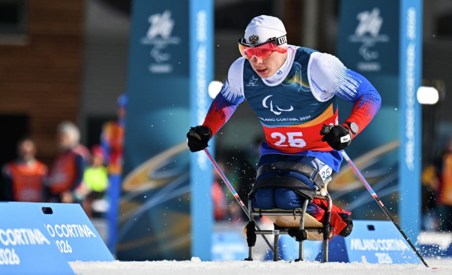 Иван Голубков (Россия) на дистанции спринта в классе LW 10-12 (сидя) среди мужчин на соревнованиях по лыжным гонкам XIV зимних Паралимпийских игр в Валь-ди-Фьемме