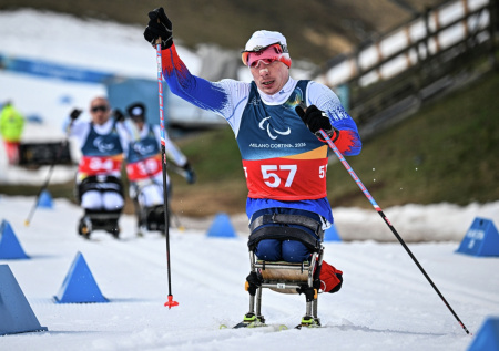 Рос сиротой и вырос чемпионом: лыжник Иван Голубков взял золото Паралимпиады