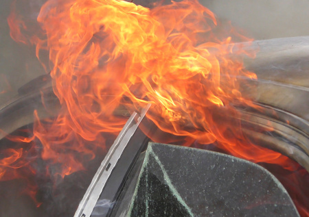 Россиянина чудом успели спасти из полыхающего авто