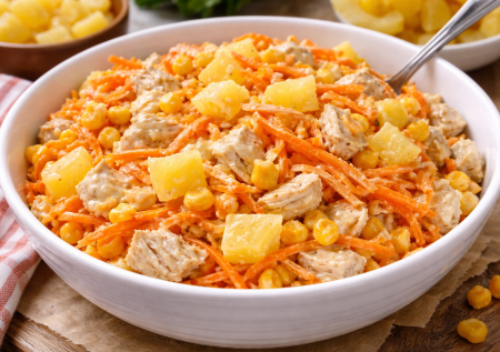 Этот салат с ананасом понравится всем — рецепт из 4 ингредиентов. А вкус очень праздничный