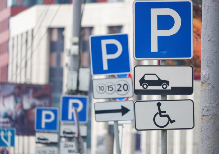 Автоэксперт оценил идею штрафовать за парковку с учетом доходов водителей