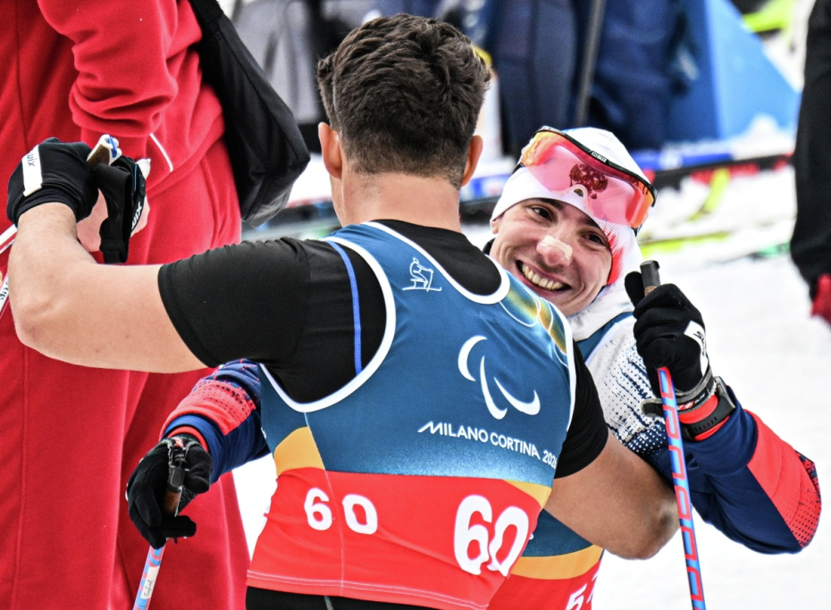 Иван Голубков (Россия), завоевавший 1-е место после финиша гонки на 10 км с интервальным стартом, в классе LW 10-12 (сидя) среди мужчин на XIV зимних Паралимпийских играх на лыжном стадионе Тесеро