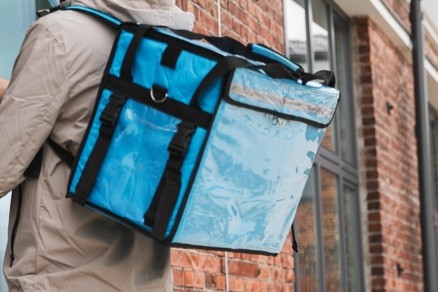 Ресторан попал в громкий скандал из-за спорного фото с курьером