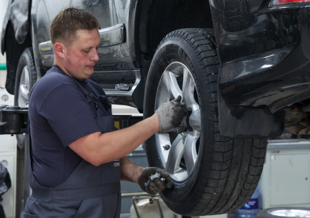 Автоэксперт призвал водителей не спешить с переходом на летнюю резину