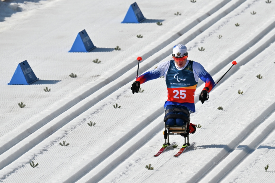Иван Голубков (Россия) на дистанции спринта в классе LW 10-12 (сидя) среди мужчин на соревнованиях по лыжным гонкам XIV зимних Паралимпийских игр в Валь-ди-Фьемме