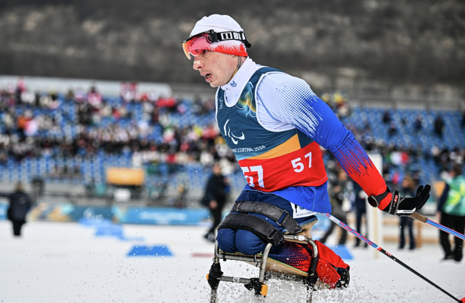 Иван Голубков (Россия) на дистанции гонки на 10 км с интервальным стартом, в классе LW 10-12 (сидя) среди мужчин на XIV зимних Паралимпийских играх на лыжном стадионе Тесеро
