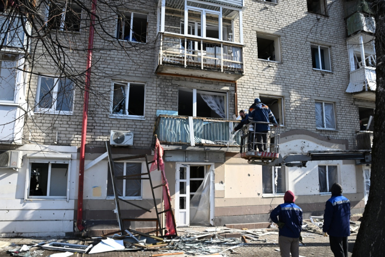 Здание, поврежденное в результате ракетного удара ВСУ по Брянску