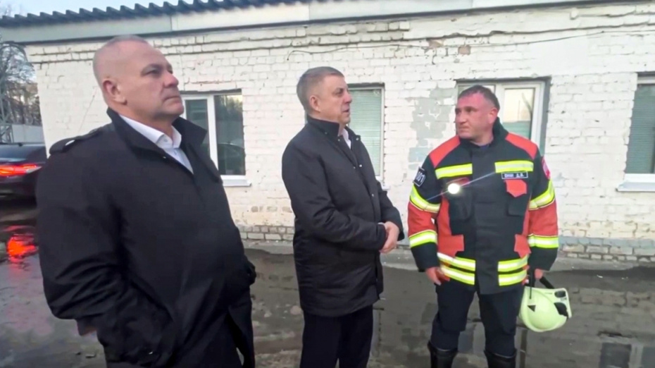 Губернатор Брянской области Александр Богомаз (в центре) слушает доклад начальника Главного управления МЧС России по Брянской области Дмитрия Енина о ходе проведения мероприятий по локализации последствий и эвакуации граждан