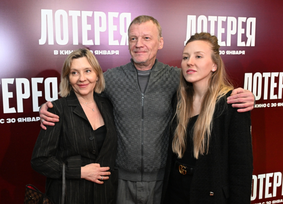 Алексей Серебряков с супругой Марией (слева) и дочерью Дарьей