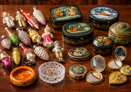 Их стеснялись и считали пережитком из СССР: теперь коллекционируют и используют в интерьере — елочные игрушки, шкатулки и зеркала