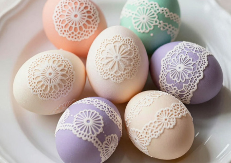 На Пасху делаю яйца в «кружевах»: основное украшение стола готовлю только так — получается нежно и стильно