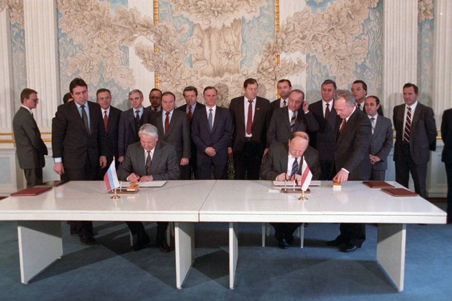 Президент РСФСР Б. Н. Ельцин (слева) и председатель Верховного Совета Республики Беларусь С. С. Шушкевич (справа) подписывают Соглашение о создании Содружества Независимых Государств, 8 декабря 1991 года
