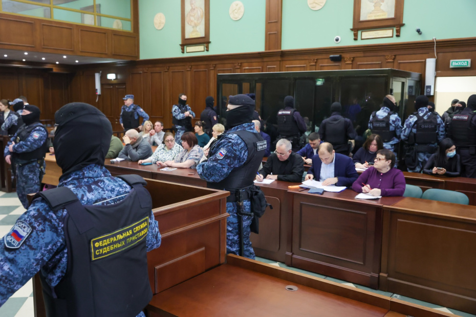 Обстановка в зале суда перед оглашением приговора обвиняемым в совершении теракта в концертном зале «Крокус Сити Холл»