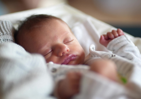 Родителям назвали важный нюанс при замене колыбельных белым шумом