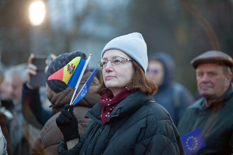 Люди на митинге в поддержку вступления Молдовы в Евросоюз в Кишиневе