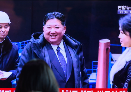 Ким Чен Ын протестировал новый пистолет вместе с дочерью