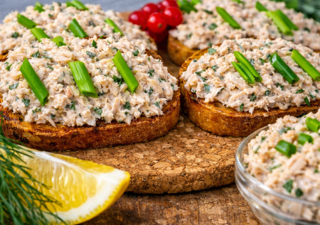 Если вы считали консервы недостойными — попробуйте это: рыбная намазка на бутерброды. Ну очень вкусно