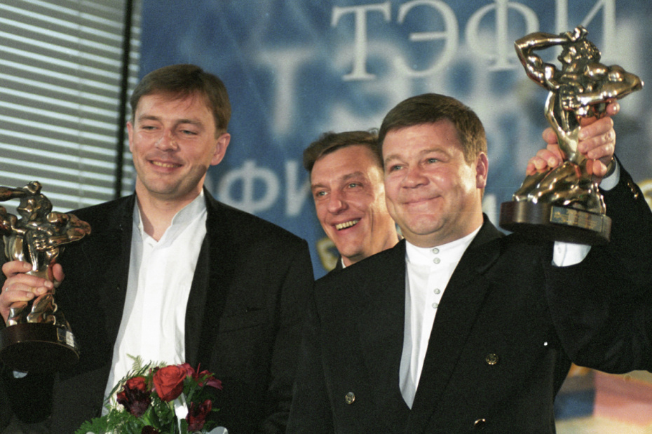 Исполнители главных ролей в фильме «Улицы разбитых фонарей» Алексей Нилов, Александр Половцев и Сергей Селин (слева направо) на церемонии вручения Национальной телевизионной премии ТЭФИ-99
