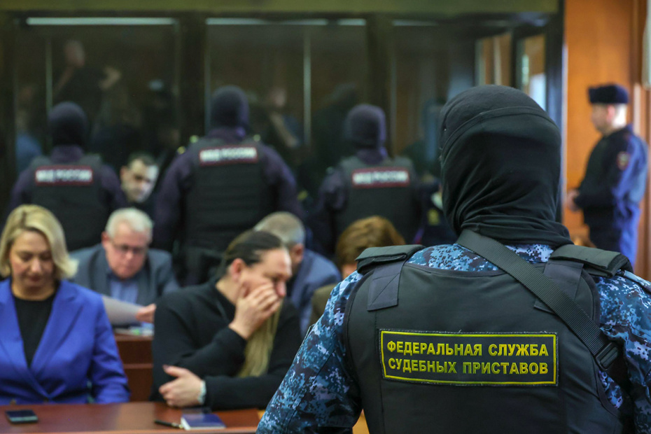 Сотрудник ФССП во время оглашения приговора по уголовному делу о теракте в концертном зале «Крокус Сити Холл» в помещении Московского городского суда