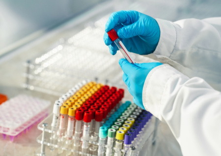 В Роспотребнадзоре раскрыли, какой геновариант короновируса доминирует в РФ