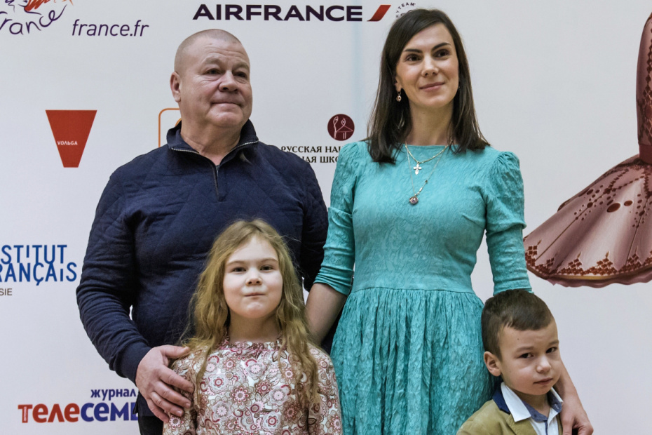 Сергей Селин с супругой Анной и детьми Марией и Макаром, 2017 год
