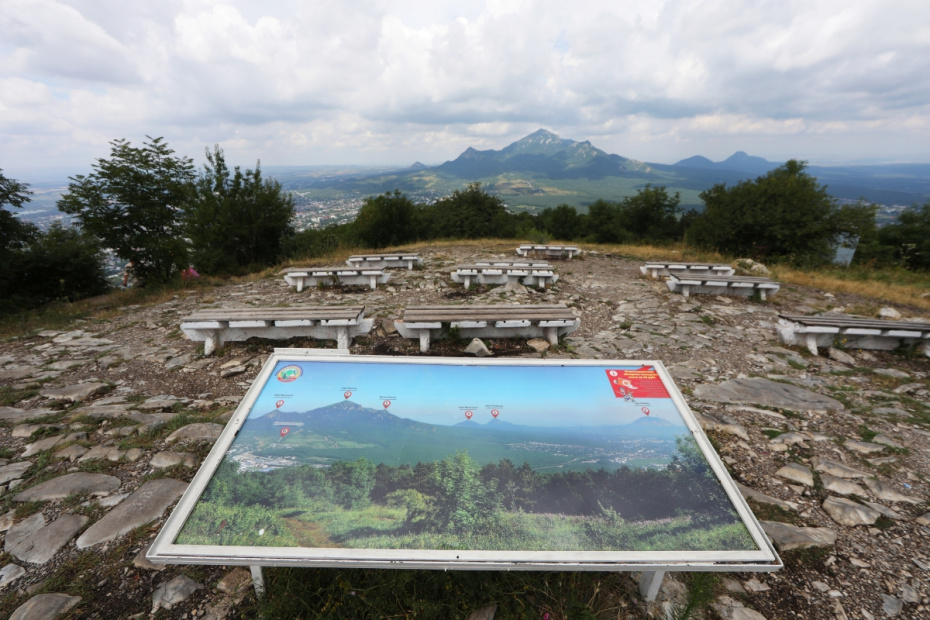 Видовая площадка на горы Мохнатая, Бештау, Железная, Развалка и Змейка в Пятигорске