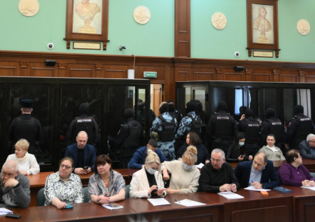 Мрачная атмосфера в суде с террористами из «Крокуса» попала на видео