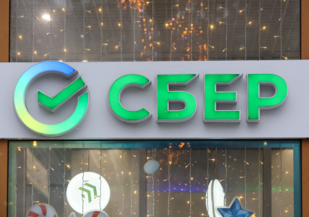 Сбер «схлестнулся» с компанией из трех человек за интеллектуальные права
