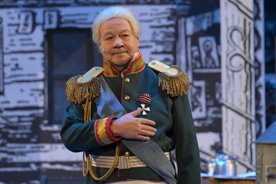 Сергей Селин в роли Кутузова в сцене из спектакля «Гусарская баллада» режиссера Татьяны Константиновой в Центральном академическом театре Российской армии в Москве, 2024 год