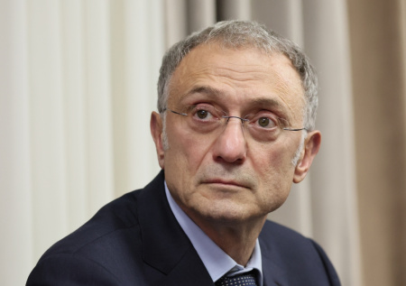 Путин подписал указ о награждении сенатора от Дагестана