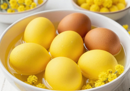 Шелуха больше не в моде, крашу яйца на Пасху по-новому. Выглядят как горошинки мимозы — яркие, желтые, нарядные