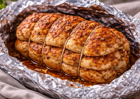 Кладу грудки в фольгу друг на друга и пеку: пастрома вместо колбасы выходит отличная