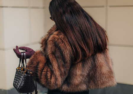 Адвокат ответил, может ли жена отсудить шубу у любовницы