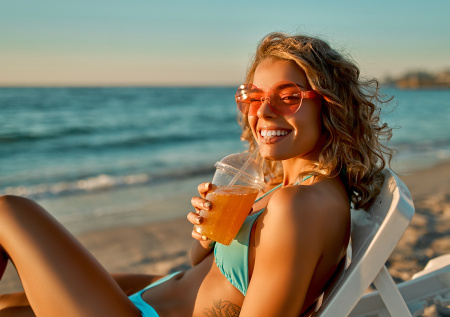 «Дофаминщицы и нарциссихи»: мужчины осудили женщин за частые путешествия