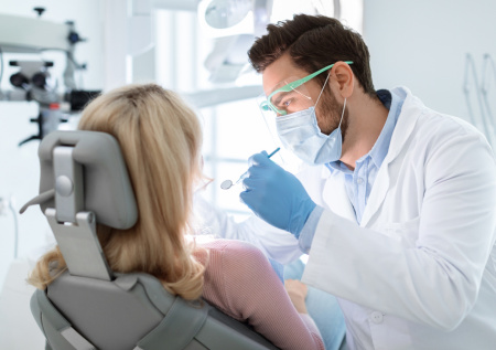 Стоматолог назвал неочевидную опасность лечения зубов за рубежом