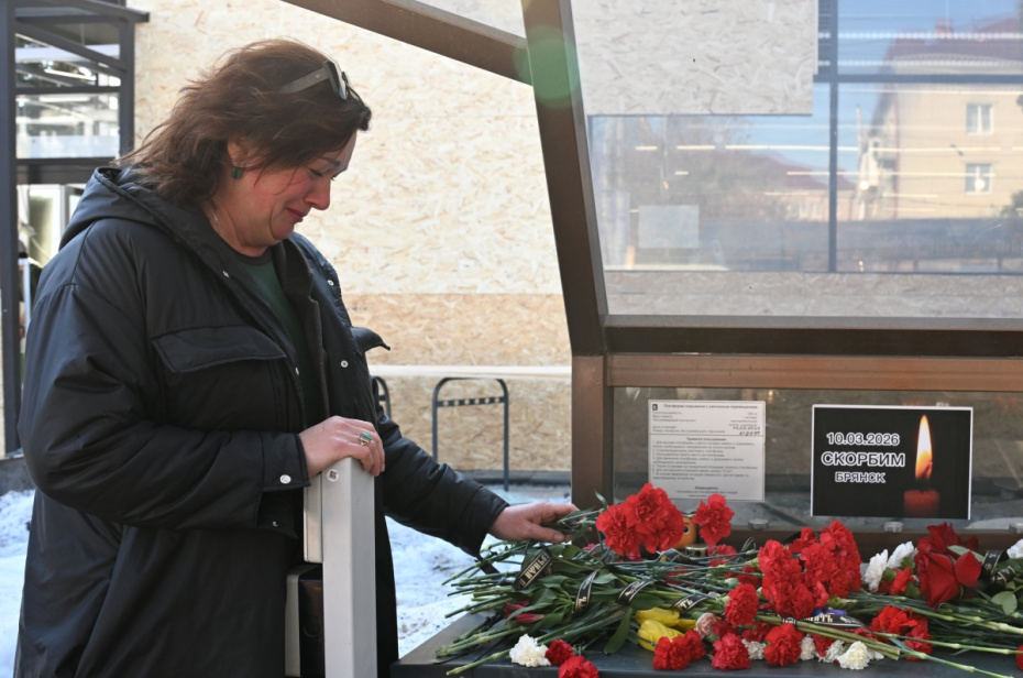 Стихийный мемориал жертвам ракетного удара ВСУ по Брянску. В результате удара шесть человек погибли, еще 42 получили ранения, повреждены транспортные средства и более 70 объектов инфраструктуры, в том числе гражданские