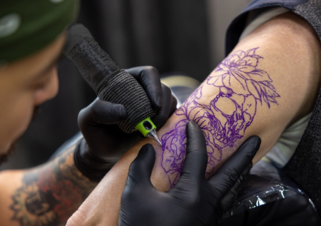 Юрист ответил, кого могут не принять на работу из-за видимых татуировок