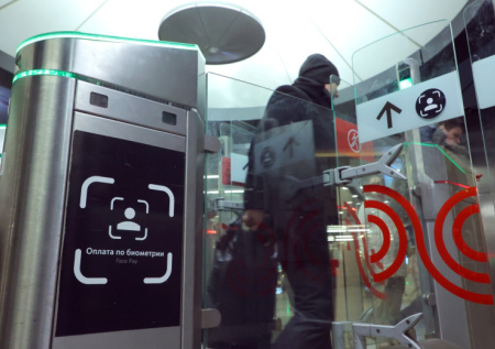 Биометрическую оплату проезда ввели на всех станциях метро Петербурга