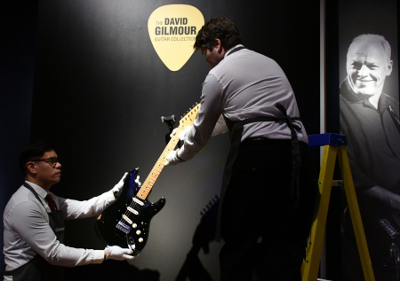 Гитара фронтмена Pink Floyd стала самой дорогой в мире