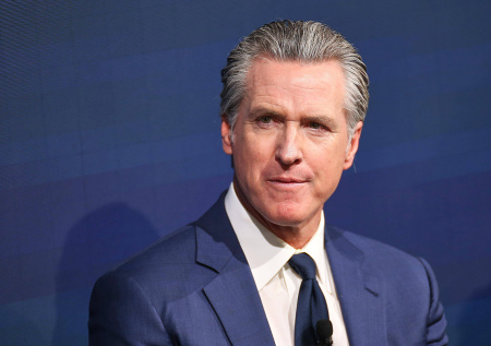 Губернатор из США опубликовал фото Путина, выгуливающего Трампа на поводке