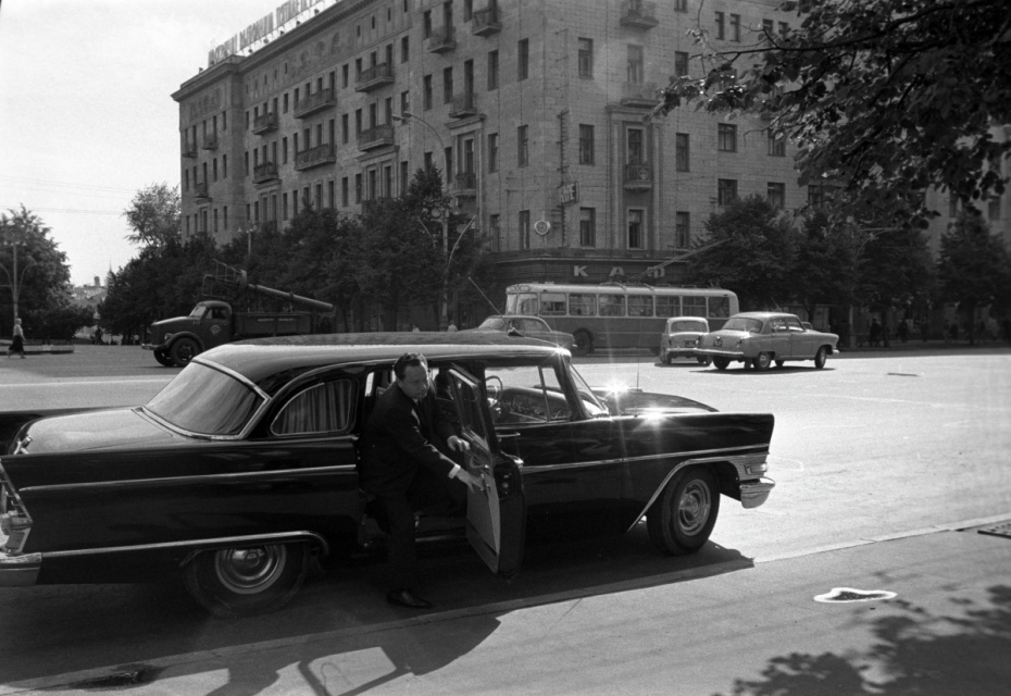 Председатель исполнительного комитета Московского городского совета Владимир Федорович Промыслов у подъезда Моссовета на автомобиле «Чайка» ГАЗ-13