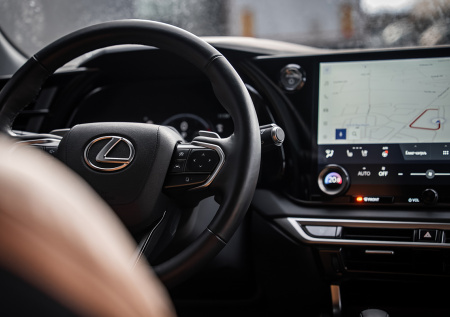 Москвич «влетел» в дерево и на 600 тыс. рублей