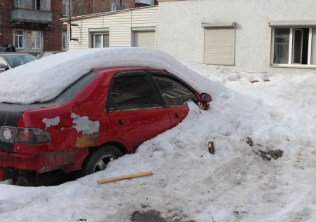 Брошенное авто во дворе: как убрать «недвижимое» имущество законно