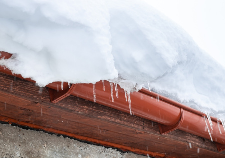 Снежная масса с крыши смяла машину с водителем внутри