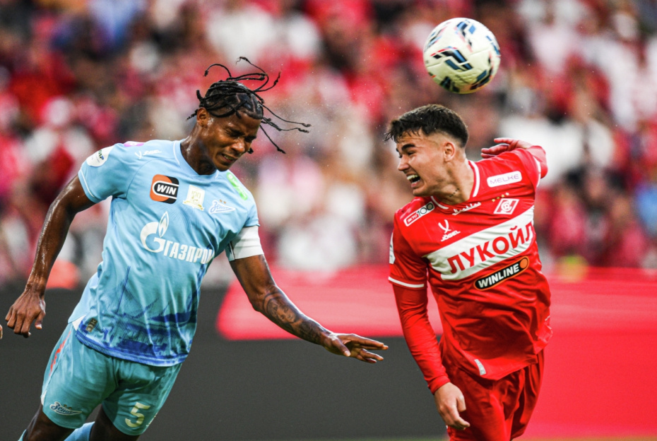 Вильмар Барриос (Зенит) и Манфред Угальде (Спартак) в матче 5-го тура Российской премьер-лиги в Москве