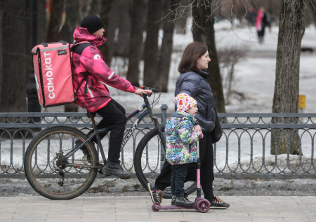 Власти Москвы хотят убрать курьеров на электровелосипедах с тротуаров