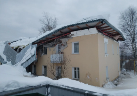 Несколько крыш обрушились в Прикамье из-за снежных масс